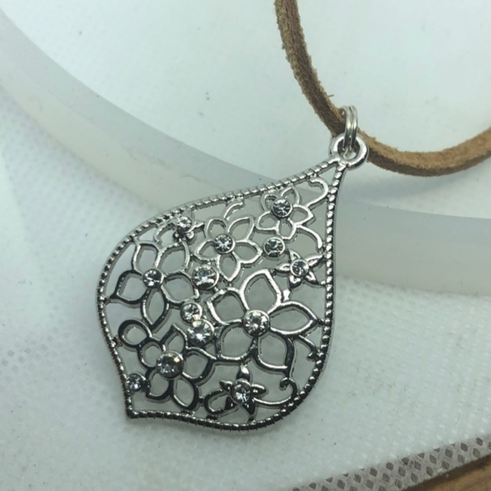 Pretty tear shaped silver necklace